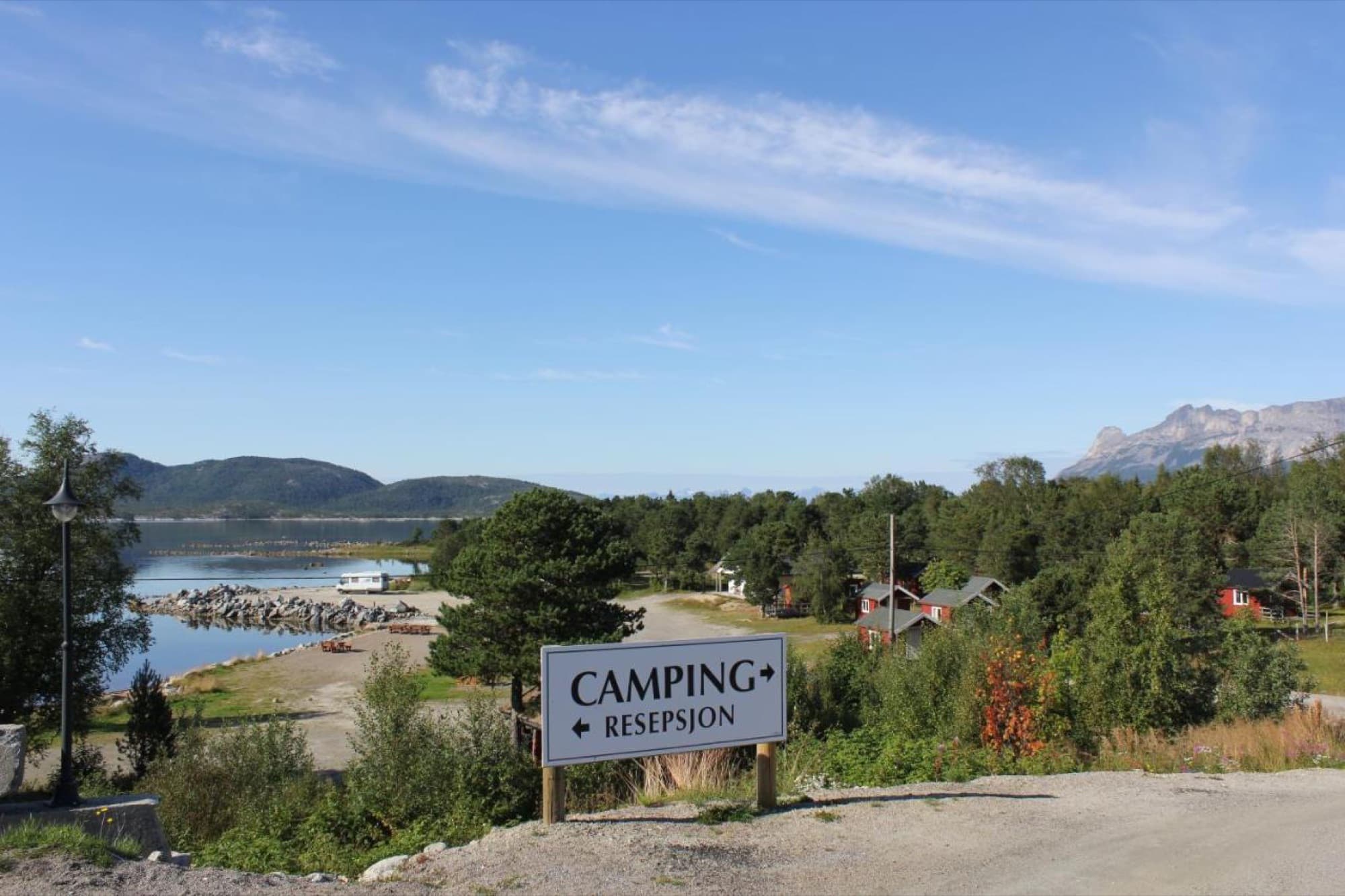 Fjordcamping ved sjøen, fjellene over Vestfjorden.